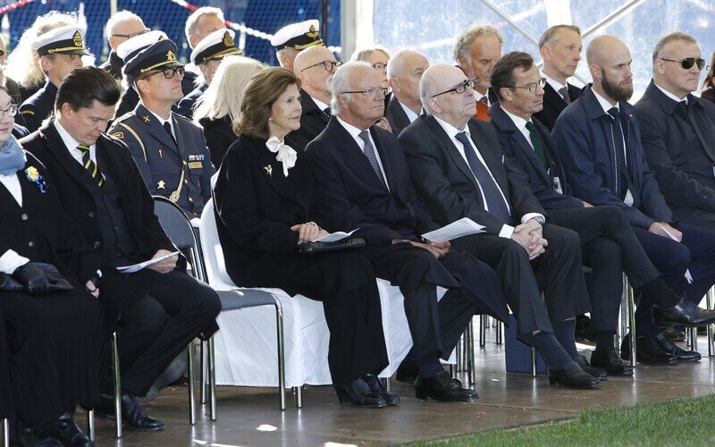 El rey y la reina de Suecia asisten a una ceremonia conmemorativa en el monumento a Estonia 5 - El rey Carlos XVI Gustavo y la reina Silvia de Suecia asisten a la ceremonia conmemorativa del naufragio del MS Estonia