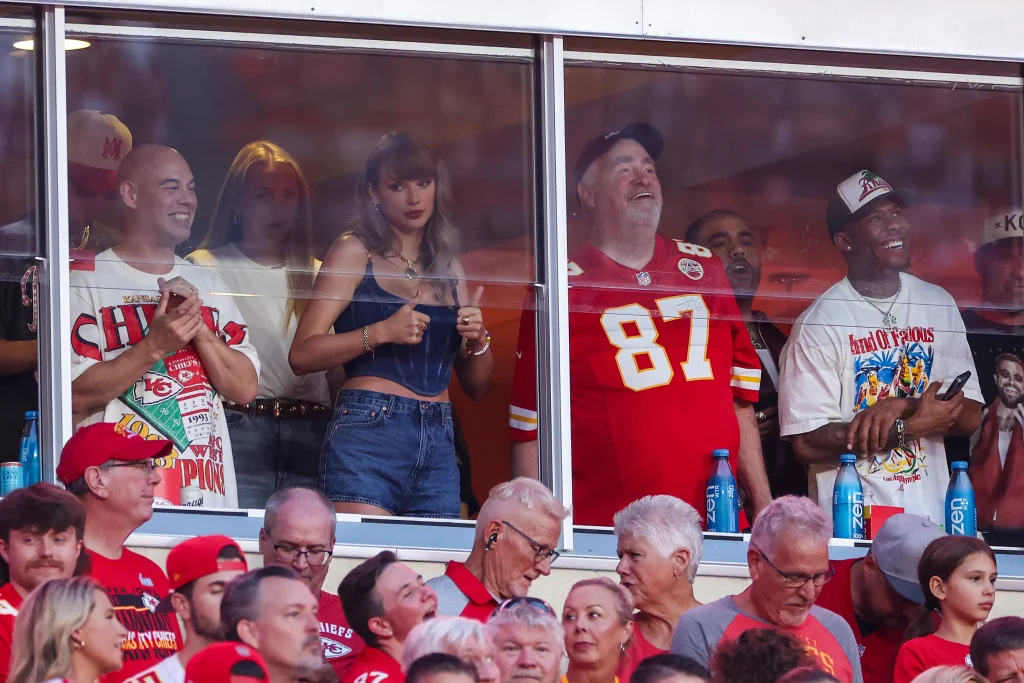 ¡Increíble! Taylor Swift roba protagonismo en el fútbol americano: ¡Mira cómo apoya a Travis Kelce con un look que dejó a todos boquiabiertos!