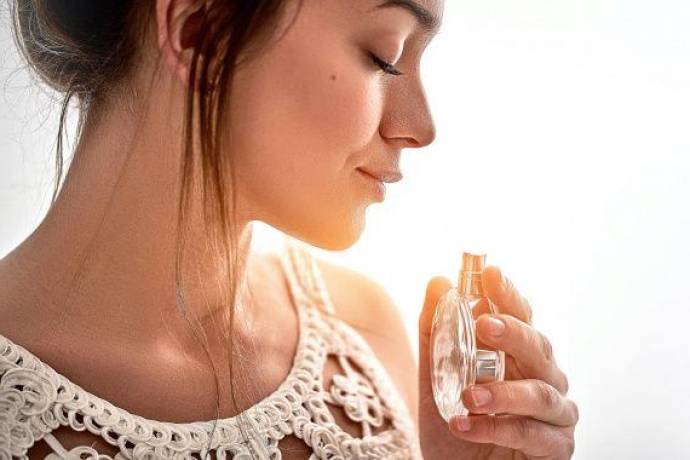 LOS 11 PERFUMES MAS VENDIDOS PARA MUJER - Los 11 Perfumes más Vendidos para el Verano en España