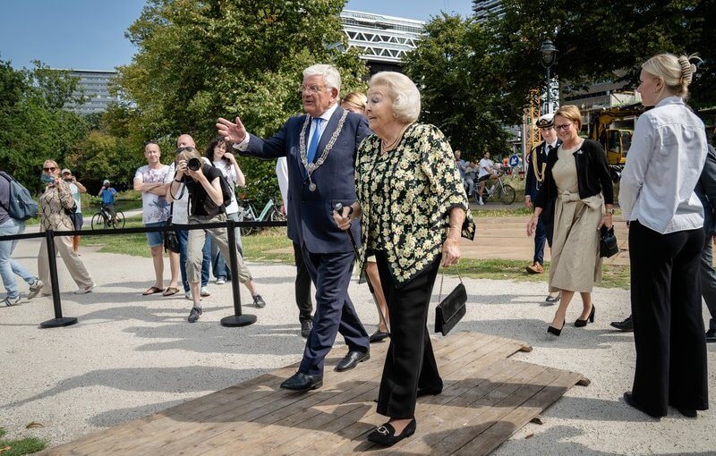 La Princesa Beatriz inaugura el grupo escultorico en memoria de la Reina Juliana 3 - Inauguración del Grupo Escultórico en Memoria de la Reina Juliana por la Princesa Beatriz