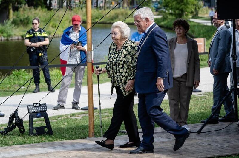 La Princesa Beatriz inaugura el grupo escultorico en memoria de la Reina Juliana 4 - Inauguración del Grupo Escultórico en Memoria de la Reina Juliana por la Princesa Beatriz