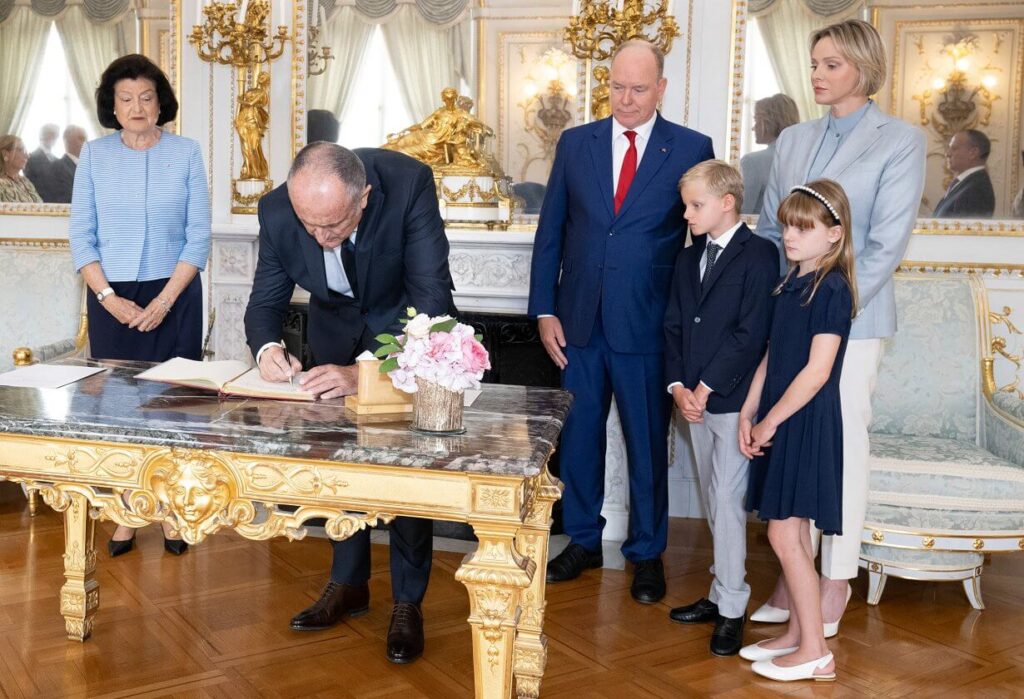 La Princesa Charlene y Sus Hijos Presencian la Ceremonia de Juramento en el Palacio del Principe 2 1024x699 - La Princesa Charlene y Sus Hijos Presencian la Ceremonia de Juramento en el Palacio del Príncipe