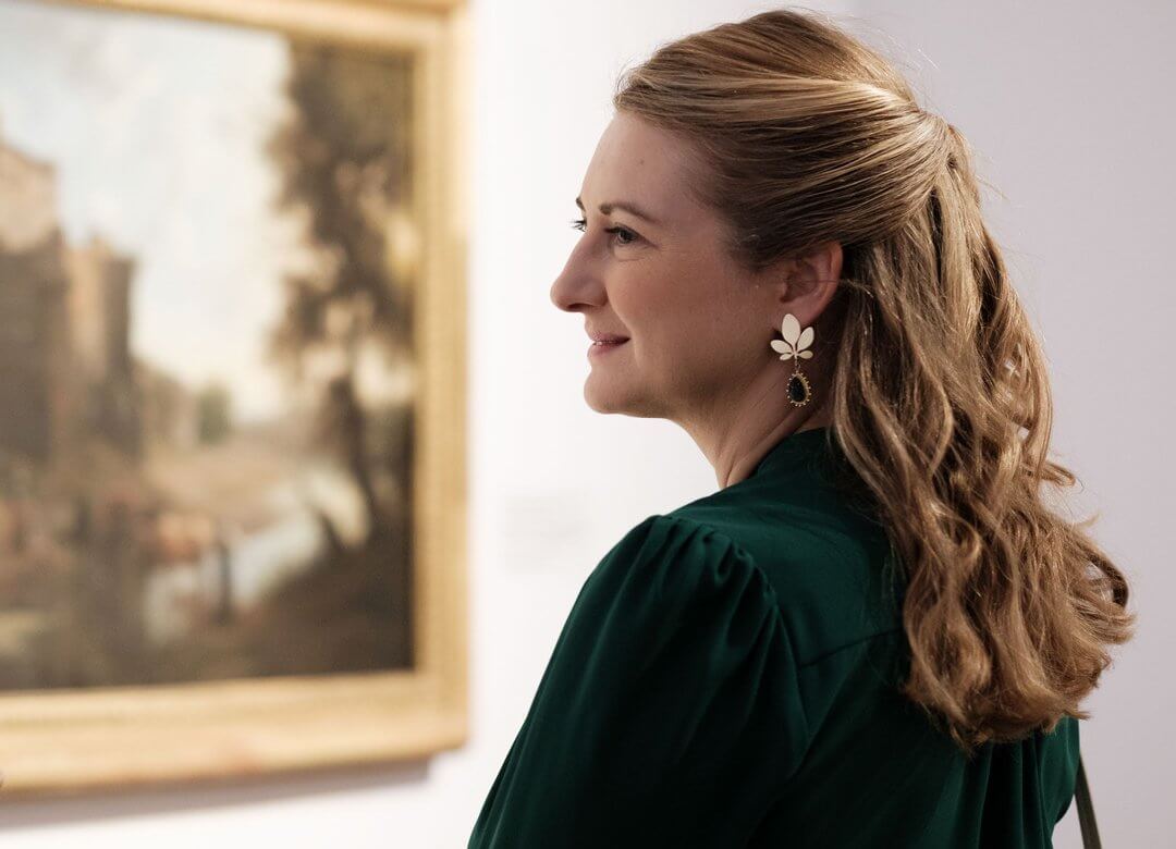 La Princesa Estefanía visitó la exposición 'In Golden Light' en Villa Vauban 5