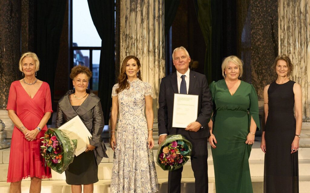 La Reina Maria de Dinamarca 5 1024x638 - La Reina María de Dinamarca entrega los Premios de Investigación 2024 de la Fundación Carlsberg: Una mezcla de ciencia, glamour y diamantes