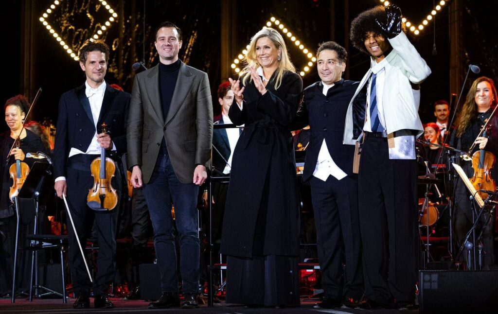 La Reina Maxima asiste a la noche inaugural de 2024 de la Royal Concertgebouw Orchestra 09 1024x646 - La Reina Máxima asiste a la noche inaugural de 2024 de la Royal Concertgebouw Orchestra