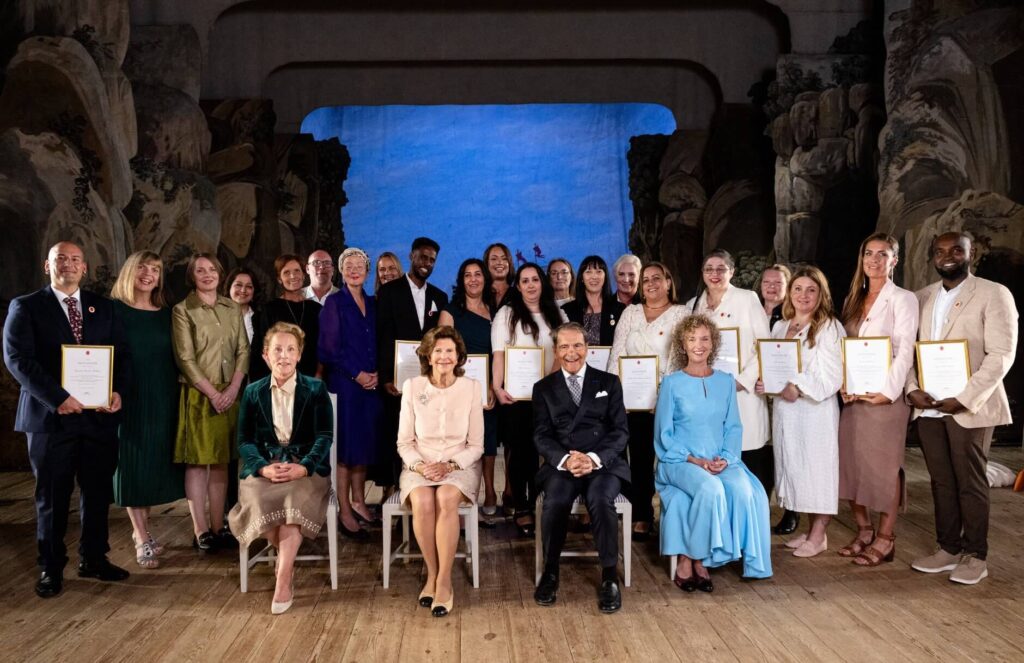 La Reina Silvia de Suecia asiste a la ceremonia de entrega del diploma de Silviahemmet ¡glamour y compromiso en un solo paquete 3 1024x663 - La Reina Silvia de Suecia asiste a la ceremonia de entrega del diploma de Silviahemmet: ¡glamour y compromiso en un solo paquete!