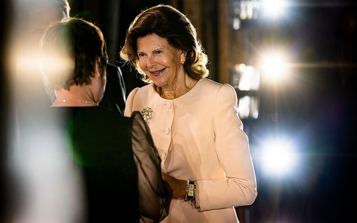 La Reina Silvia de Suecia asiste a la ceremonia de entrega del diploma de Silviahemmet: ¡glamour y compromiso en un solo paquete!