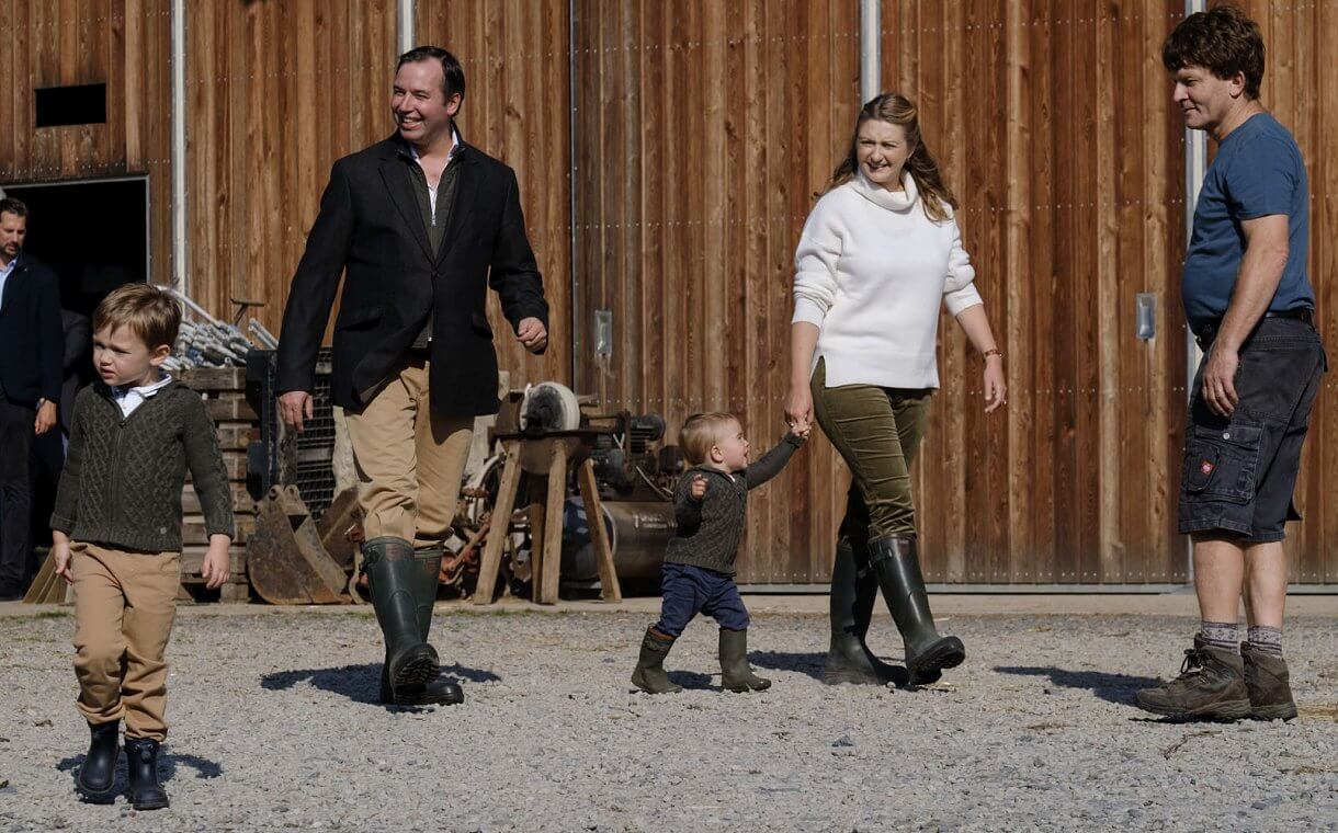 La familia granducal hereditaria de Luxemburgo visita la granja ecológica ‘Kass-Haff’ en Rollingen