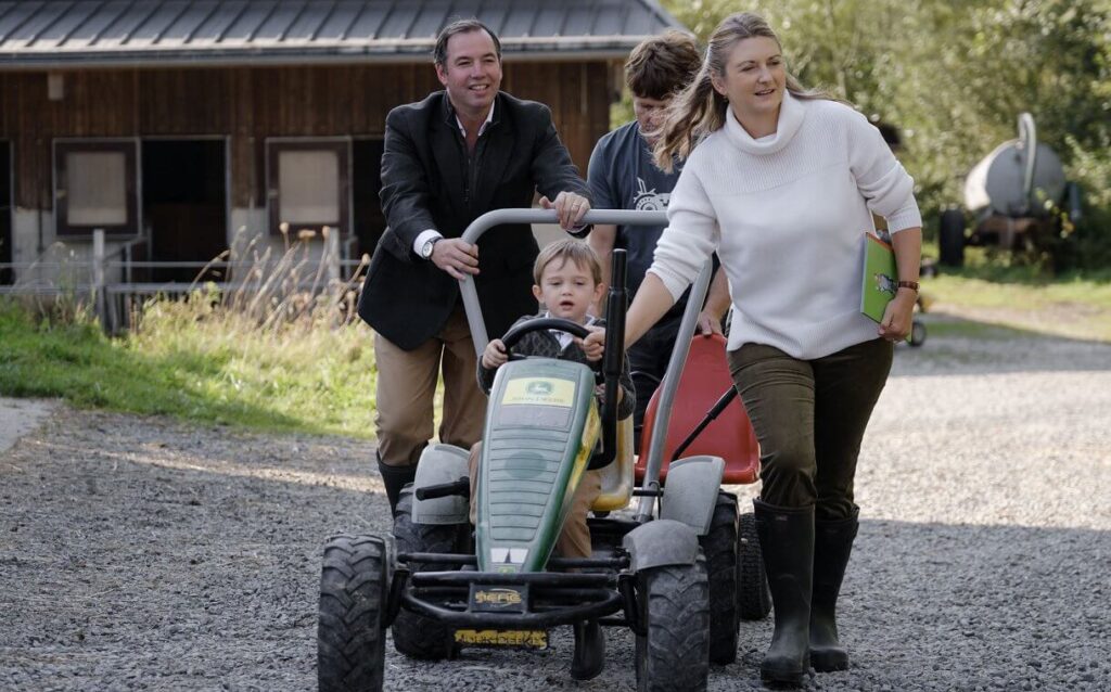 La familia granducal hereditaria visita la granja Kass Haff en Rollingen 02 1024x638 - La familia granducal hereditaria de Luxemburgo visita la granja ecológica ‘Kass-Haff’ en Rollingen