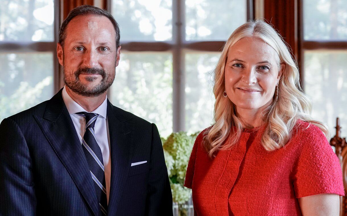 La pareja de príncipes herederos de Noruega ofrece una recepción diplomática en el Oscarshall