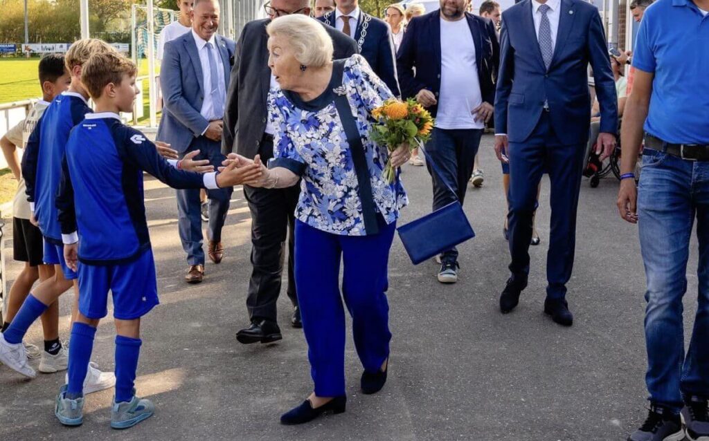 La princesa Beatriz holandesa visita el club de futbol SSV65 en Goes 1 1024x638 - La Princesa Beatriz de los Países Bajos visita el club de fútbol SSV'65 en Goes y participa en la jornada nacional de Zwaluwen Youth Action