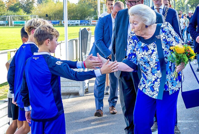 La princesa Beatriz holandesa visita el club de futbol SSV65 en Goes 2 - La Princesa Beatriz de los Países Bajos visita el club de fútbol SSV'65 en Goes y participa en la jornada nacional de Zwaluwen Youth Action