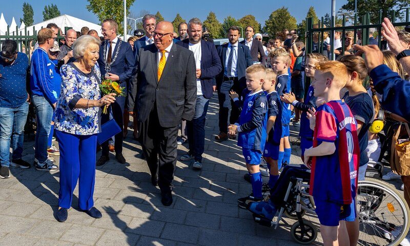 La princesa Beatriz holandesa visita el club de futbol SSV65 en Goes 3 - La Princesa Beatriz de los Países Bajos visita el club de fútbol SSV'65 en Goes y participa en la jornada nacional de Zwaluwen Youth Action