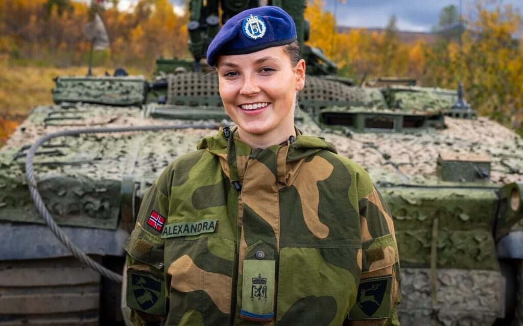 La princesa Ingrid Alexandra asiste a un ejercicio de entrenamiento en el campamento Skjold 2 1024x638 - La Princesa Ingrid Alexandra y su formación militar en el campamento Skjold