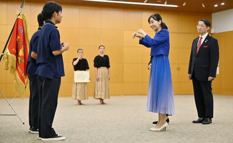 La princesa Kako 3 - La Princesa Kako participa en un concurso nacional de lenguaje de señas en la escuela secundaria de Yonago