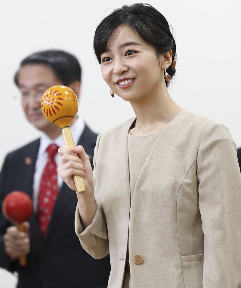 La Princesa Kako participa en un concurso nacional de lenguaje de señas en la escuela secundaria de Yonago