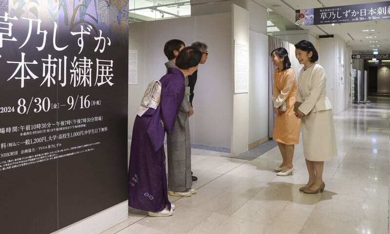 La princesa heredera Kiko y la princesa Kako visitan una exposición de bordados japoneses en Tokio