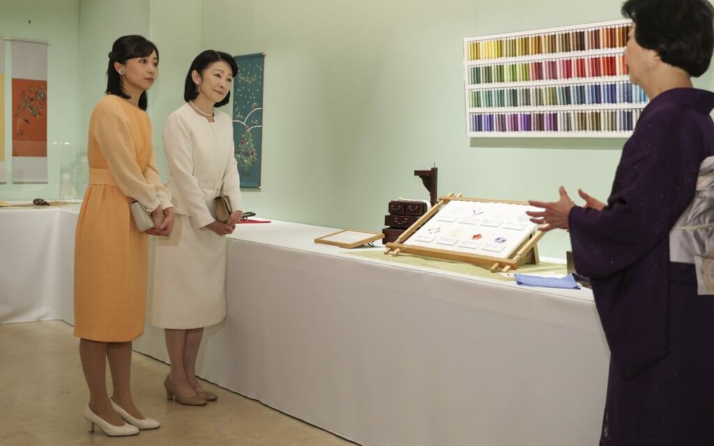 La princesa Kiko y la princesa Kako visitan una exposicion de bordados japoneses 2 - La princesa heredera Kiko y la princesa Kako visitan una exposición de bordados japoneses en Tokio