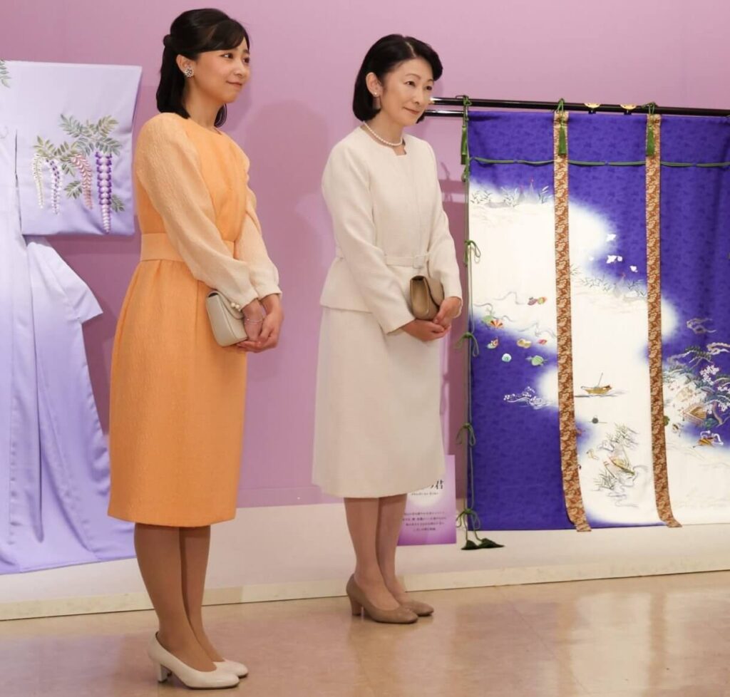 La princesa Kiko y la princesa Kako visitan una exposicion de bordados japoneses 3 1024x978 - La princesa heredera Kiko y la princesa Kako visitan una exposición de bordados japoneses en Tokio