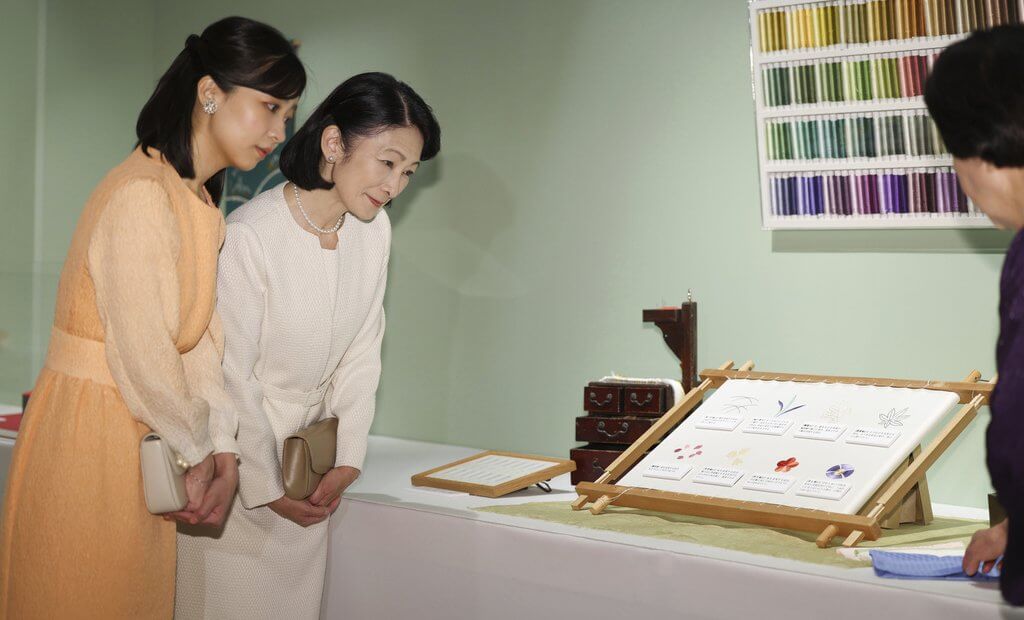 La princesa Kiko y la princesa Kako visitan una exposicion de bordados japoneses 5 - La princesa heredera Kiko y la princesa Kako visitan una exposición de bordados japoneses en Tokio