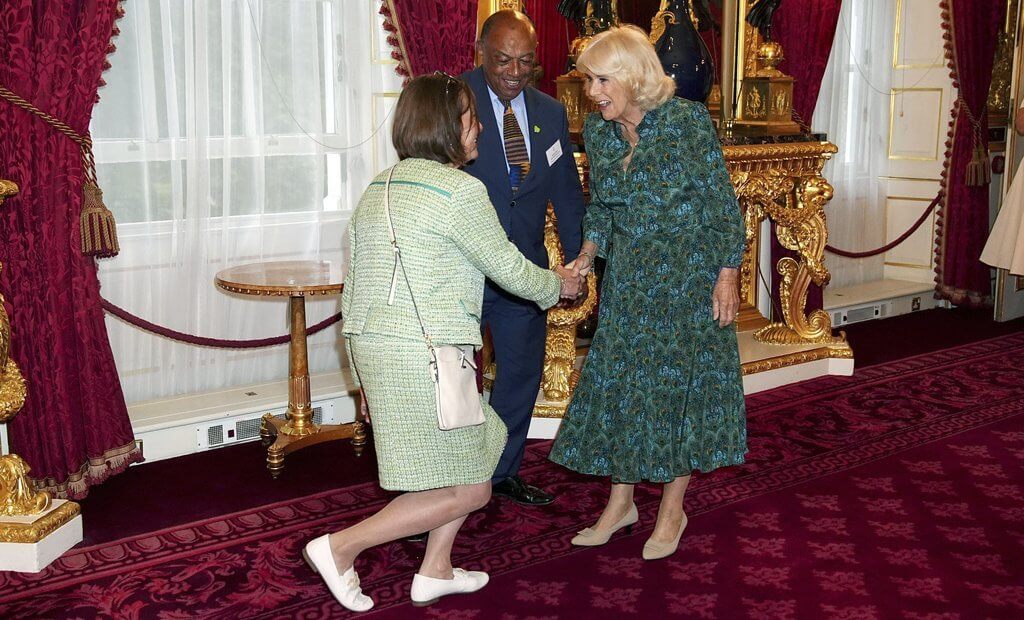 La Reina Camila celebra con estilo el 70 aniversario de Book Aid International en el Palacio de St James