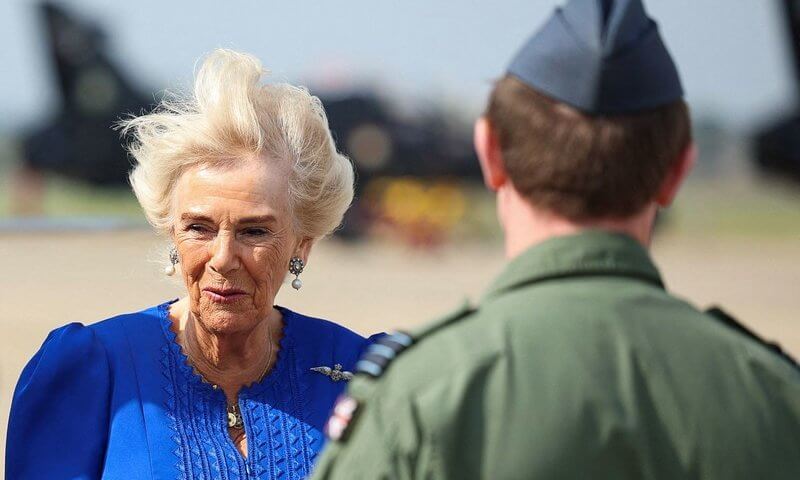 La Reina Camilla visita la Base de la Real Fuerza Aérea en Leeming, Yorkshire del Norte