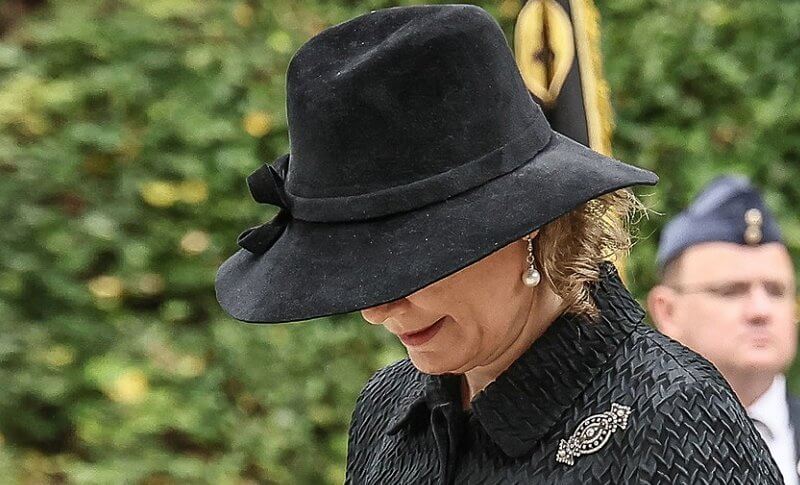 La reina Matilde de Bélgica asiste a una ceremonia conmemorativa en la ciudadela de Lieja