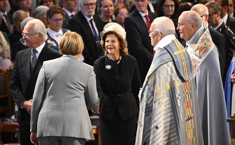 Los reyes de Suecia asisten a la misa de consagracion de dos nuevos obispos 3 - El Rey Carlos Gustavo y la Reina Silvia de Suecia asisten a la misa de consagración de dos nuevos obispos en la catedral de Uppsala