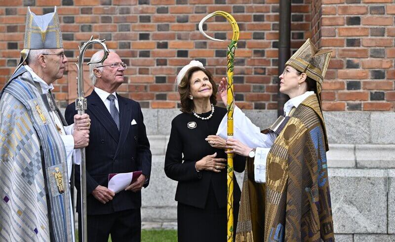 Los reyes de Suecia asisten a la misa de consagracion de dos nuevos obispos 5 - El Rey Carlos Gustavo y la Reina Silvia de Suecia asisten a la misa de consagración de dos nuevos obispos en la catedral de Uppsala