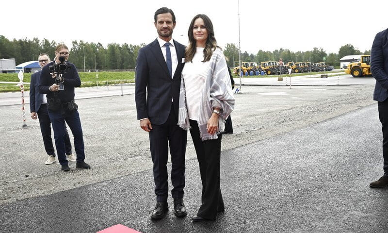 Viaje Real a Värmland: El Príncipe Carlos Felipe y la Princesa Sofía en su Gran Aventura Sueca