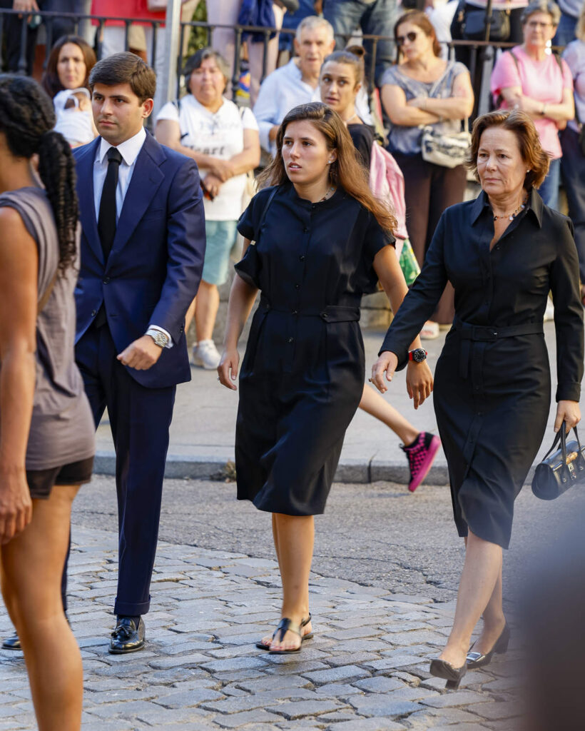 la familia de Juan Gomez Acebo en su misa funeral 3 820x1024 - La Familia Real Española, unida en el funeral por Juan Gómez-Acebo