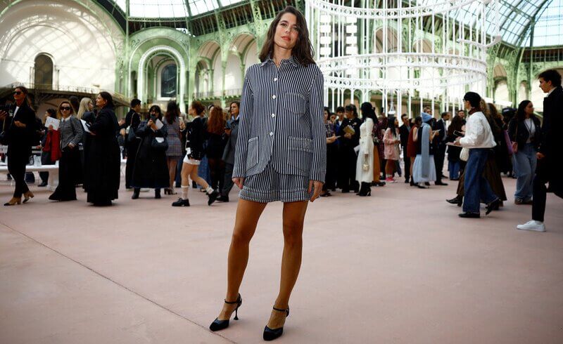 Charlotte Casiraghi asiste al desfile de moda Primavera Verano 2025 de Chanel 2 - Charlotte Casiraghi deslumbra en el desfile de moda Primavera-Verano 2025 de Chanel