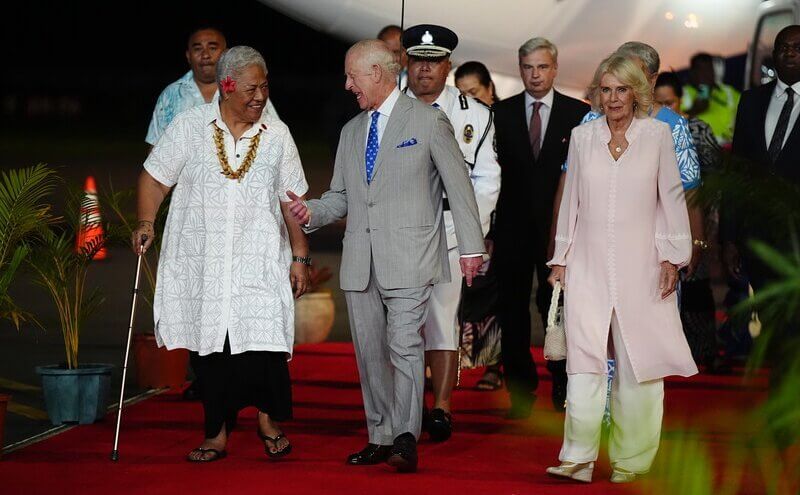 El rey Carlos de Inglaterra y la reina Camila llegan a Faleolo Samoa 4 - El rey Carlos III y la reina Camila llegan a Samoa para la Reunión de Jefes de Gobierno de la Commonwealth