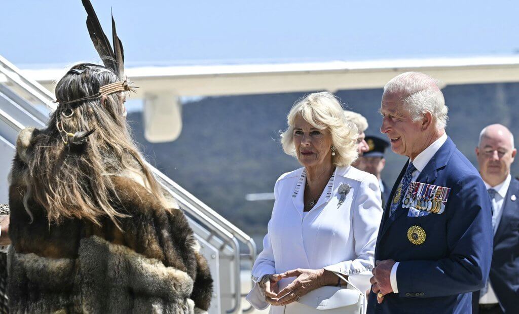 El Rey Carlos y la Reina Camila llegan a la capital de Australia, Canberra