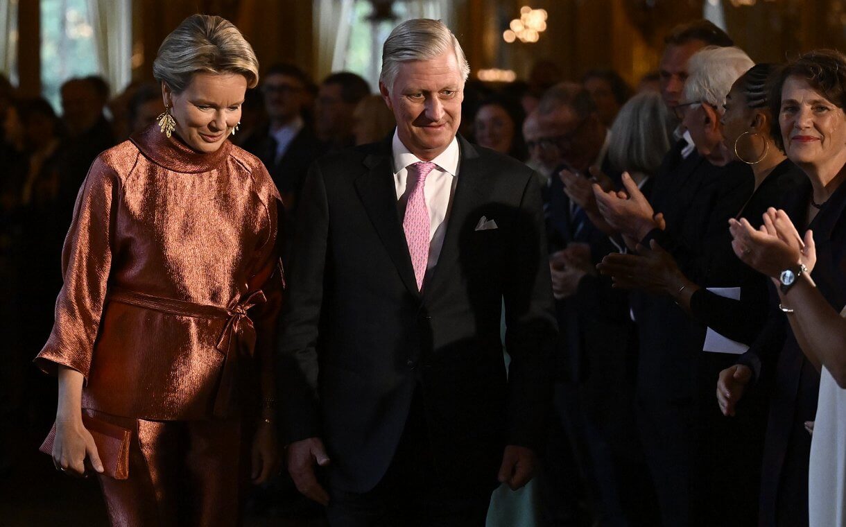 El rey Felipe de Bélgica entrega el premio de literatura holandesa a Tom Lanoye