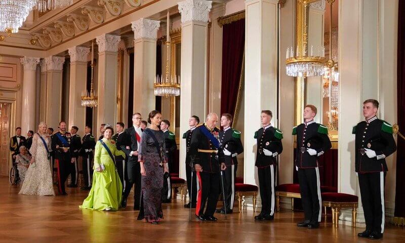 Cena de gala en el Palacio Real de Oslo en honor al presidente de Finlandia