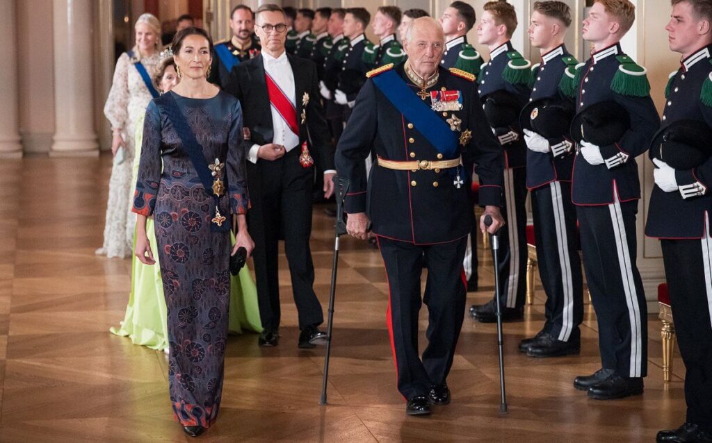 El rey Harald y la reina Sonja ofrecen una cena de gala para el presidente de Finlandia 2 1024x638 - Cena de gala en el Palacio Real de Oslo en honor al presidente de Finlandia