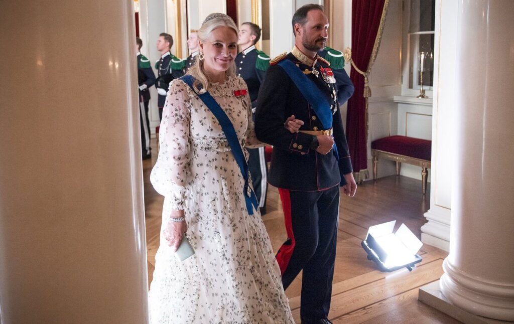 El rey Harald y la reina Sonja ofrecen una cena de gala para el presidente de Finlandia 6 1024x646 - Cena de gala en el Palacio Real de Oslo en honor al presidente de Finlandia