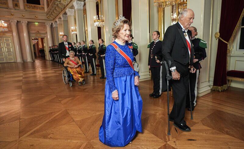 El rey Harald y la reina Sonja ofrecen una cena de gala para los miembros del Parlamento 3 - El Rey Harald y la Reina Sonja ofrecen una Cena de Gala para el Parlamento Noruego