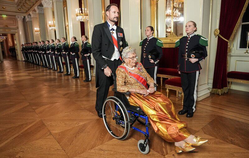 El rey Harald y la reina Sonja ofrecen una cena de gala para los miembros del Parlamento 4 - El Rey Harald y la Reina Sonja ofrecen una Cena de Gala para el Parlamento Noruego