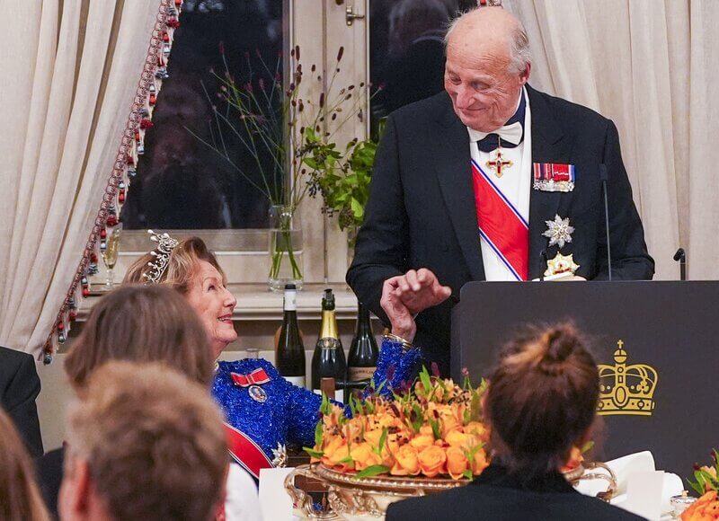 El rey Harald y la reina Sonja ofrecen una cena de gala para los miembros del Parlamento 5 - El Rey Harald y la Reina Sonja ofrecen una Cena de Gala para el Parlamento Noruego