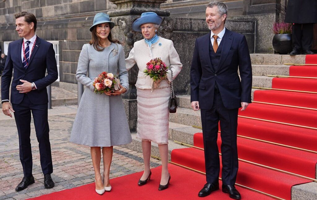 El rey y la reina daneses 4 1024x646 - Los Reyes de Dinamarca asisten a la inauguración del año laboral 2024 del Folketing