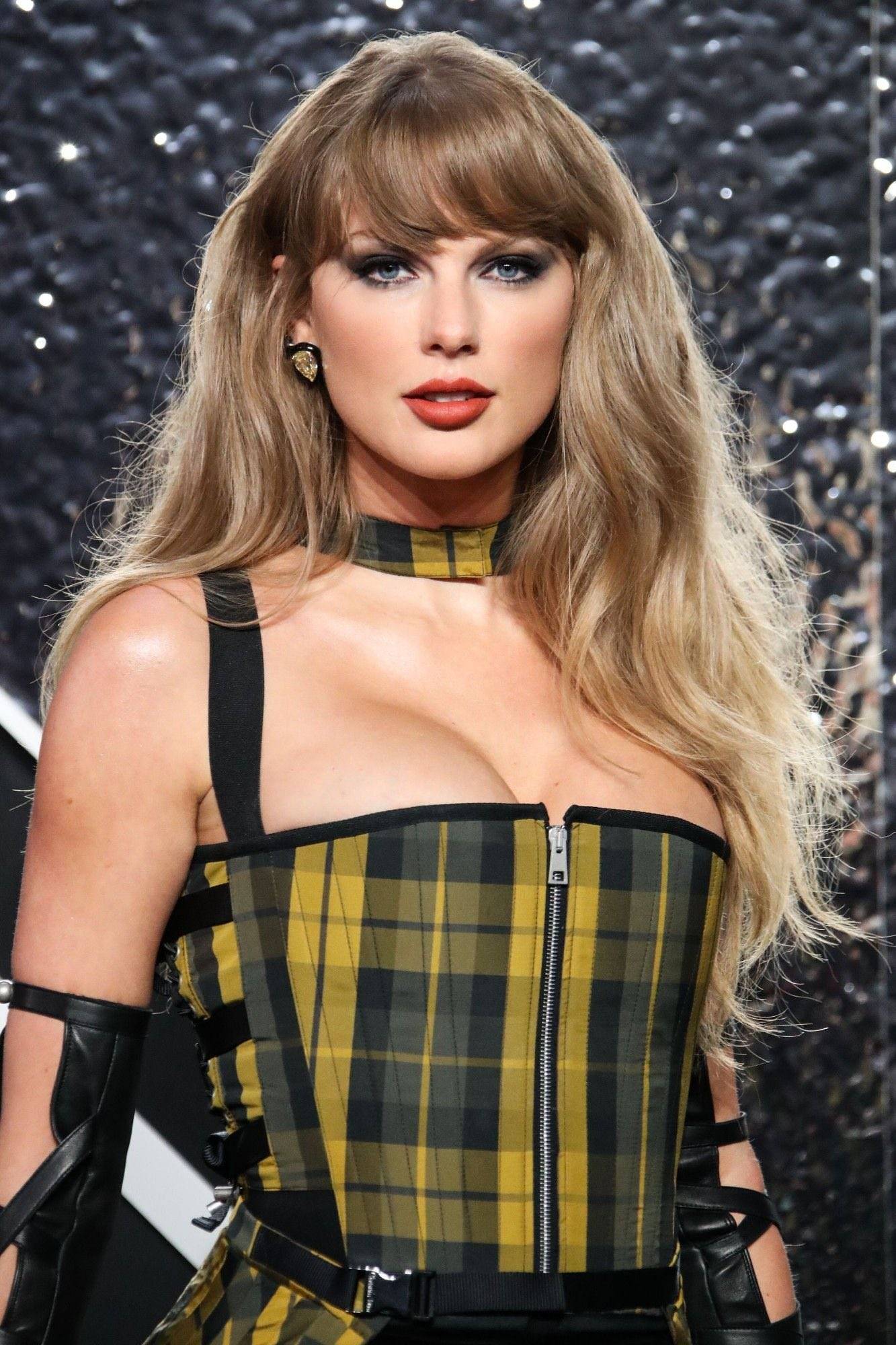 La maquilladora de Taylor Swift revela su labial favorito para el otoño: ¡un tono canela irresistible!