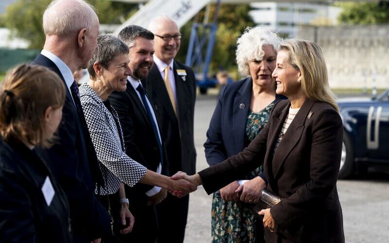 La Duquesa de Edimburgo Visita el Brooklands Motor Museum en Surrey para Promover la Participacion de Mujeres Jovenes en STEM 2 - La Duquesa de Edimburgo Visita el Brooklands Motor Museum en Surrey para Promover la Participación de Mujeres Jóvenes en STEM