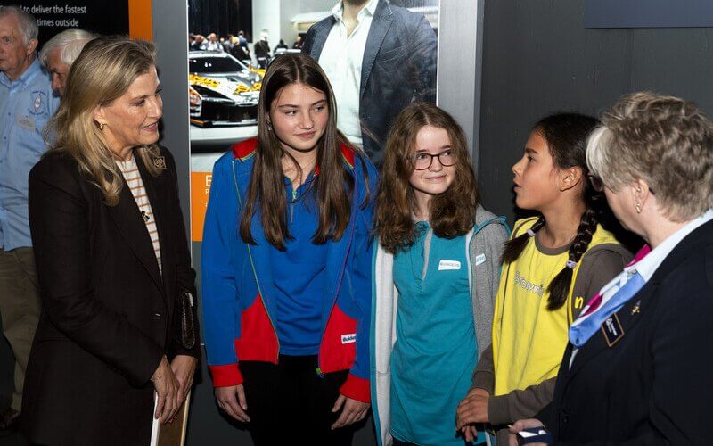 La Duquesa de Edimburgo Visita el Brooklands Motor Museum en Surrey para Promover la Participacion de Mujeres Jovenes en STEM 4 - La Duquesa de Edimburgo Visita el Brooklands Motor Museum en Surrey para Promover la Participación de Mujeres Jóvenes en STEM