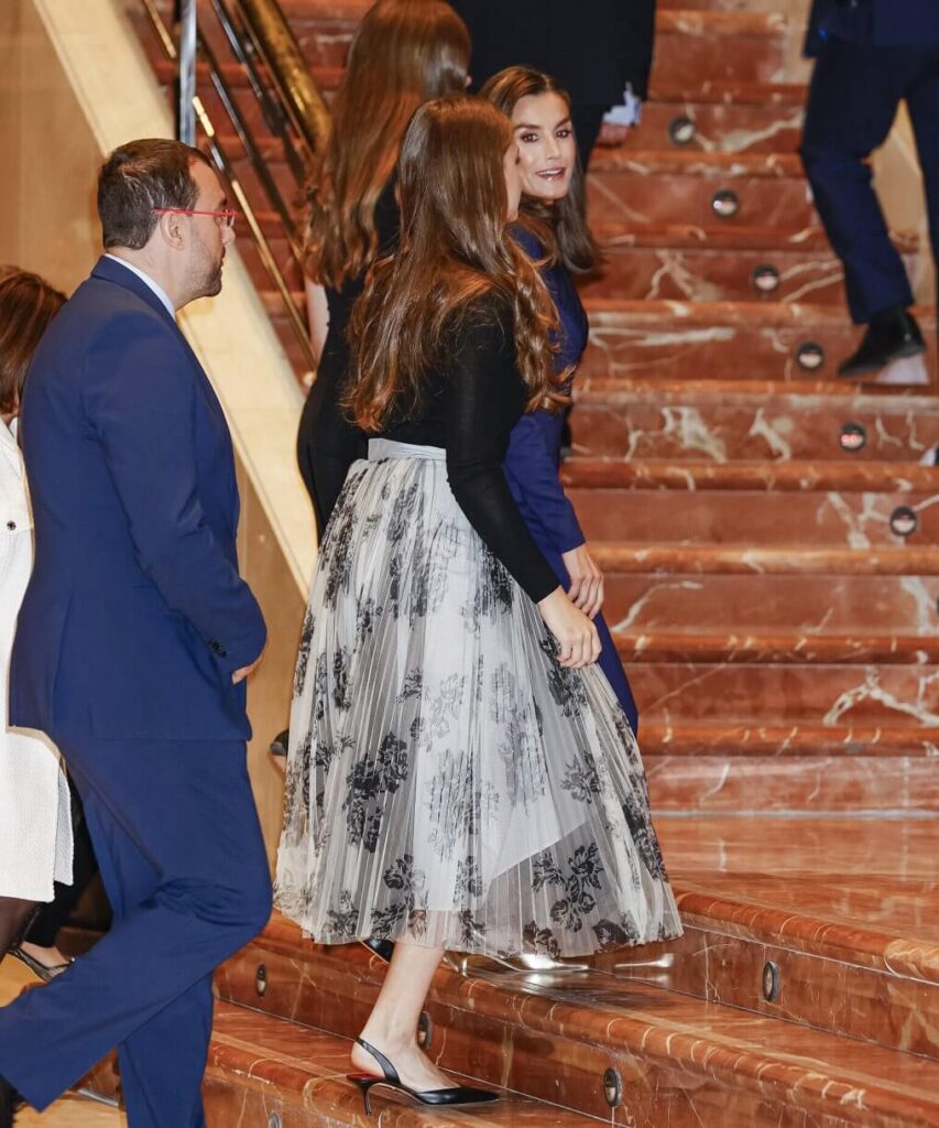 La Familia Real Espanola acude al concierto de los Premios Princesa de Asturias 2024 08 853x1024 - La Familia Real Española acude al Concierto de los Premios Princesa de Asturias 2024