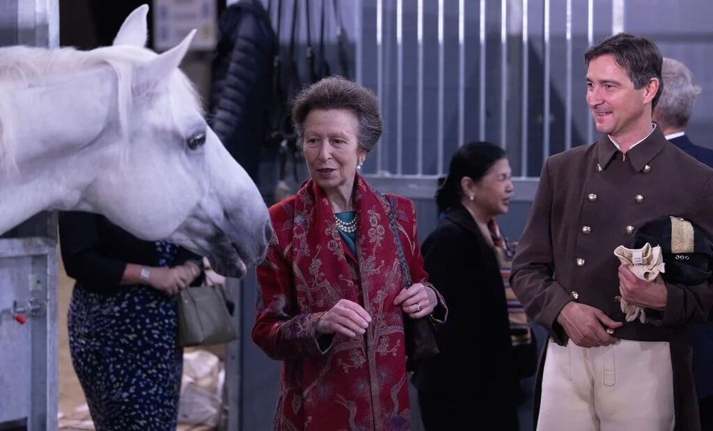 La Princesa Ana de Inglaterra visita el OVO Arena de Wembley en Londres 3 - La Princesa Ana de Inglaterra asiste a la inauguración de la gira de la Escuela Española de Equitación en el OVO Arena de Wembley, Londres