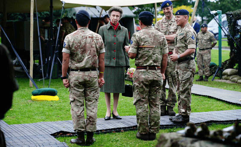 La Princesa Ana de Inglaterra visita el cuartel de Imjin en Gloucestershire 2 - La Princesa Ana de Inglaterra visita el cuartel de Imjin en Gloucestershire