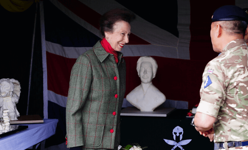 La Princesa Ana de Inglaterra visita el cuartel de Imjin en Gloucestershire 3 - La Princesa Ana de Inglaterra visita el cuartel de Imjin en Gloucestershire