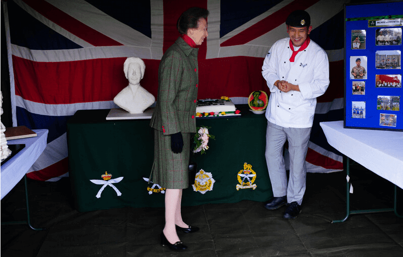 La Princesa Ana de Inglaterra visita el cuartel de Imjin en Gloucestershire 5 - La Princesa Ana de Inglaterra visita el cuartel de Imjin en Gloucestershire